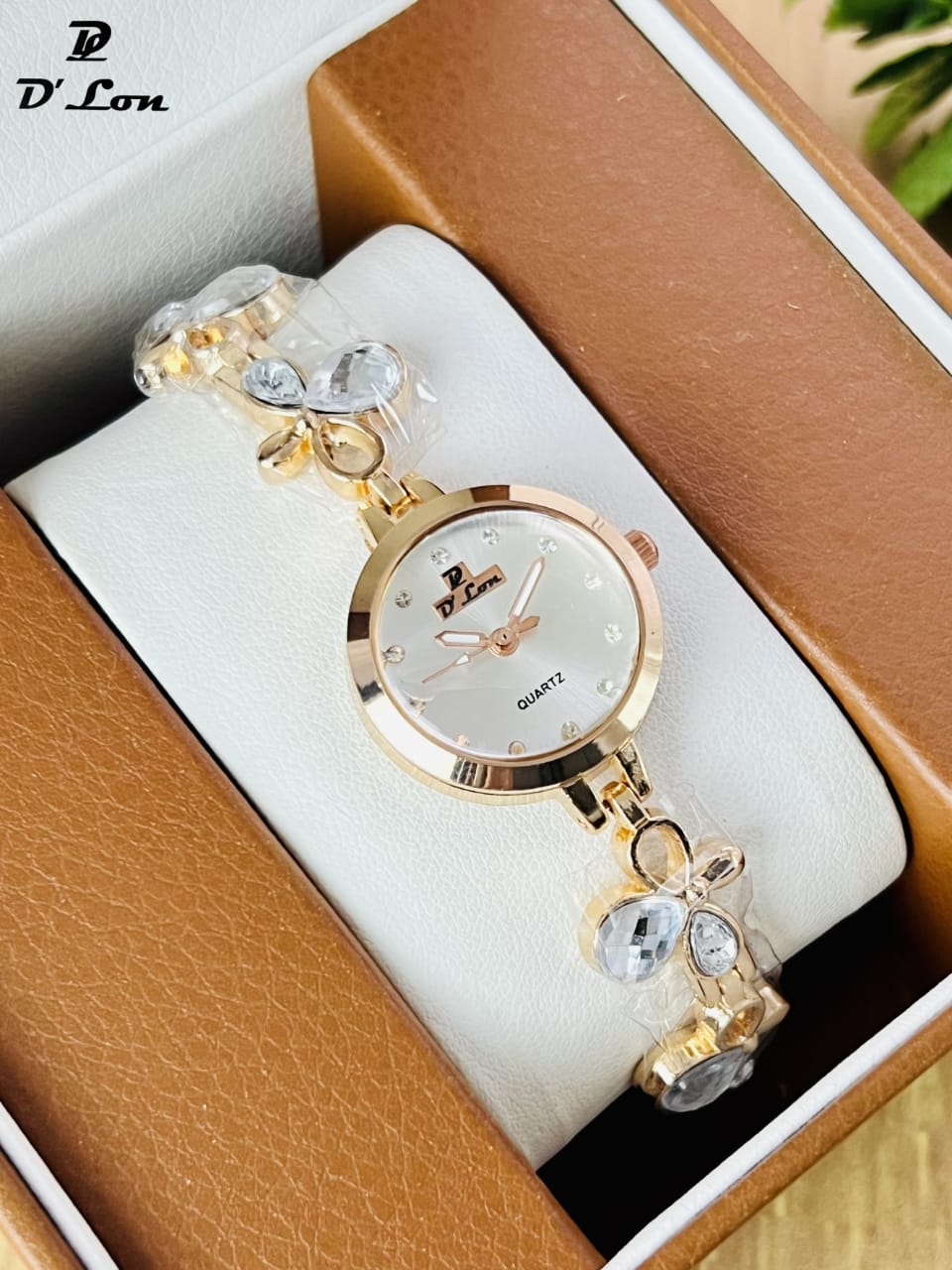 Women’s Flower Bracelet Quartz Watch (Random Color Combo)